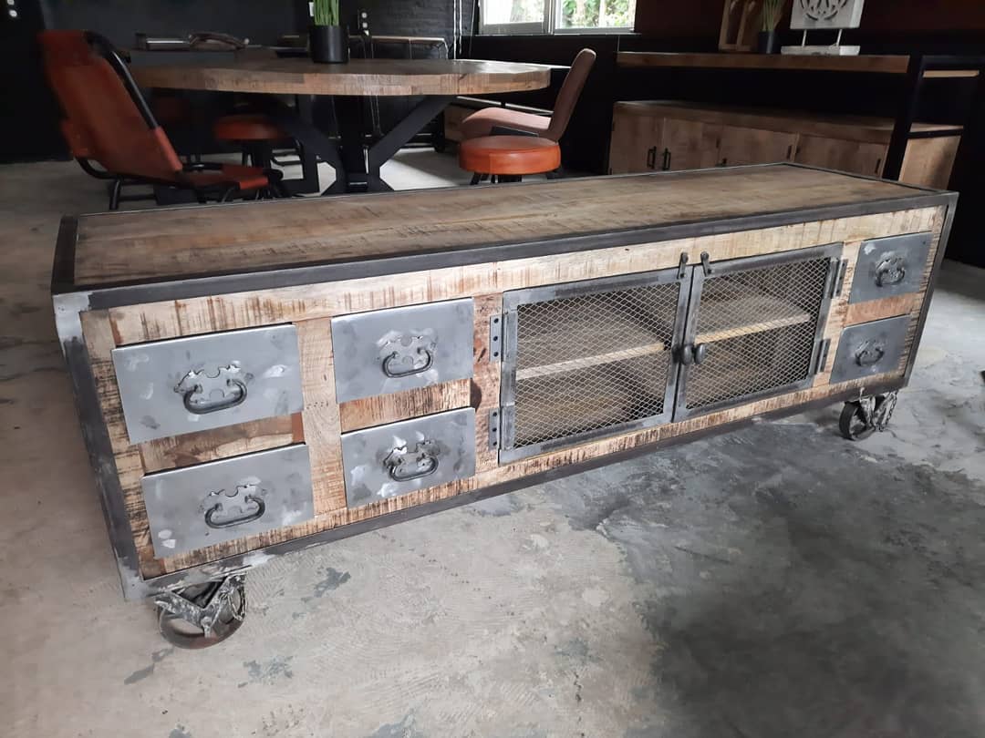 TV-meubel mangohout met metalen randen en lades