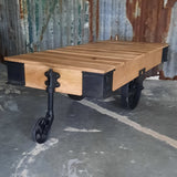 Salontafel op grote wielen