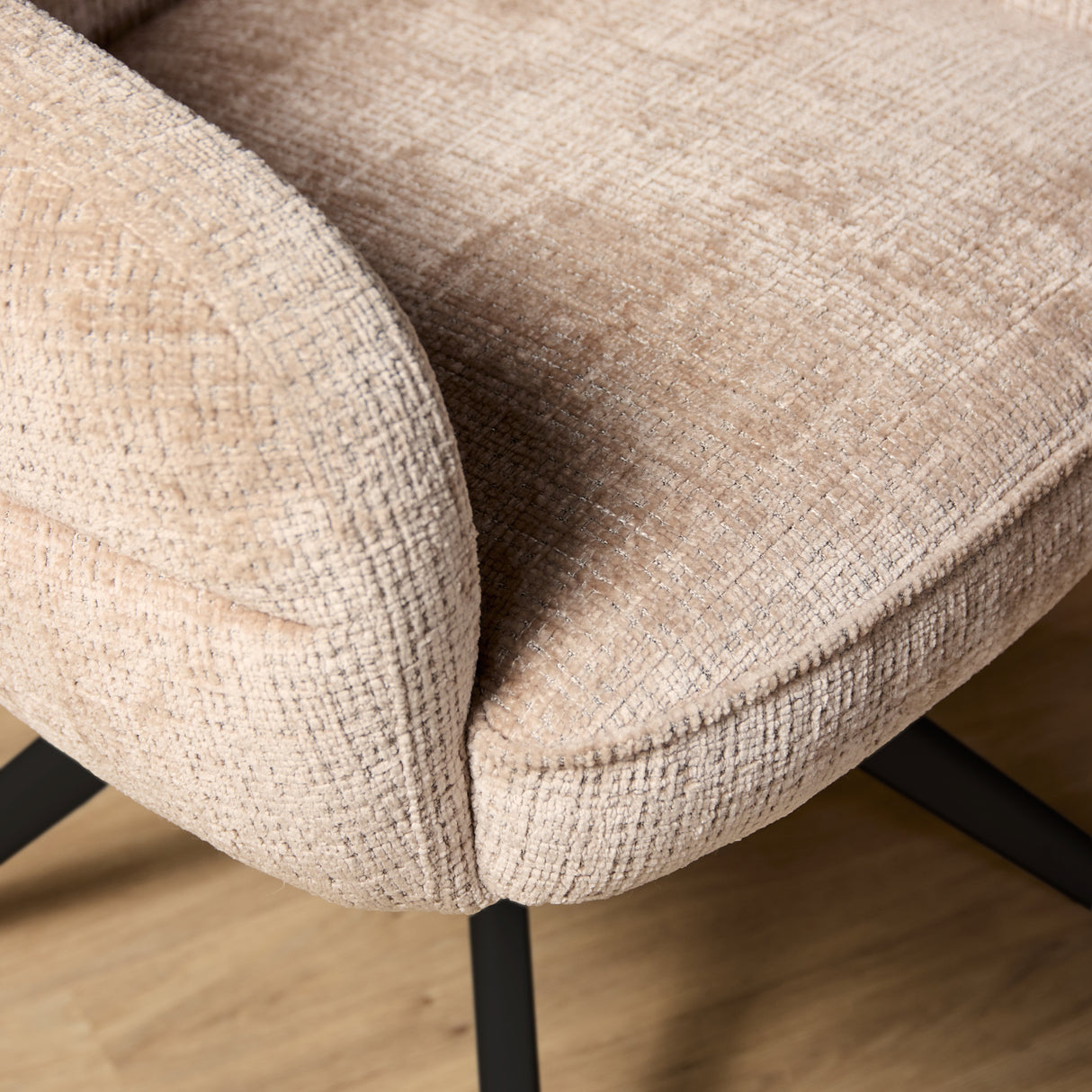 Eetkamerstoel Bella | Beige | Poot Black | Met armleuning